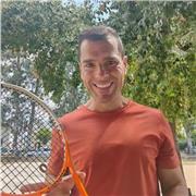 Profesor de tenis imparte clases particulares a niños y adultos de todos los niveles